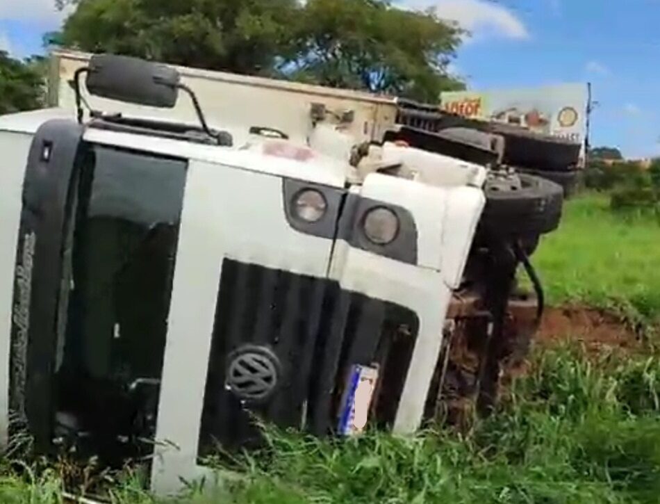  Motorista sem freios provoca tombamento de caminhão para salvar vidas na BR-376