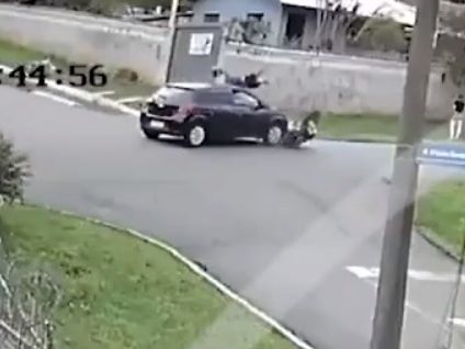  VÍDEO: adolescente avança preferencial com motocicleta e é atingido por carro em Curitiba