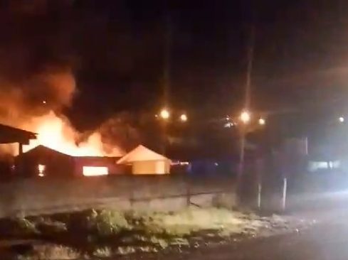  Incêndio atinge barracão e veículo na Vila Verde; bombeiros são acionados