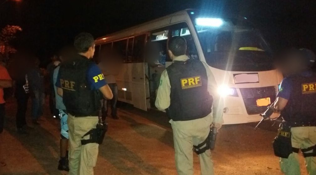 PRF atende ocorrência de assalto a ônibus que transportava pacientes do SUS na BR-277 em Prudentópolis