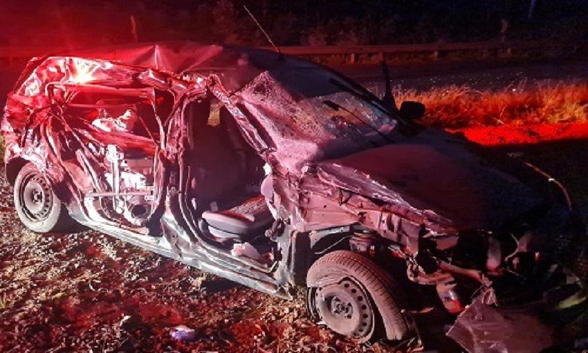  Carro com placas da Argentina fica destruído após bater com caminhão em Porto União