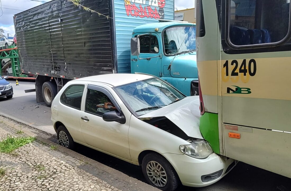  Carro é arrastado e prensado em colisão envolvendo caminhão e ônibus escolar em São Mateus do Sul