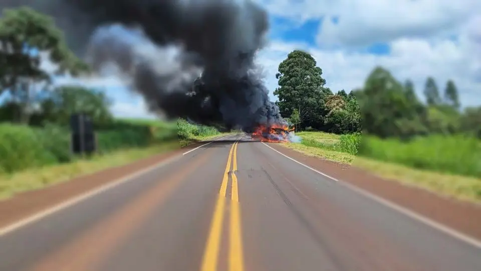  Carro oficial de prefeitura bate contra caminhão, e dois morrem carbonizados no Paraná