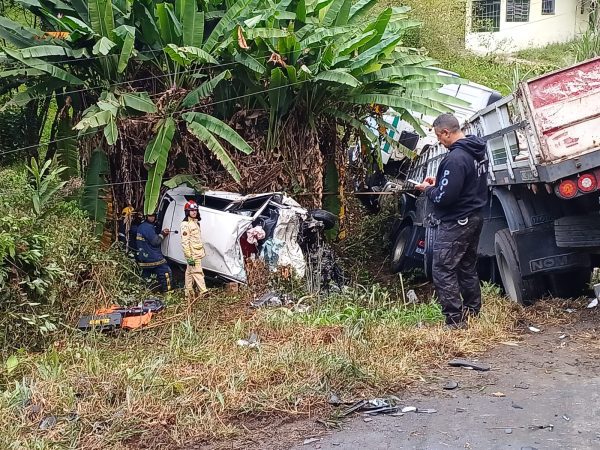  Motorista morre após bater carro de frente com carreta na BR-476, em Colombo