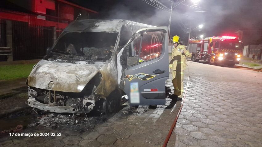  Van de Rebouças que transportava 14 pessoas de Rio Azul é alvo de incêndio em Guaratuba durante a madrugada