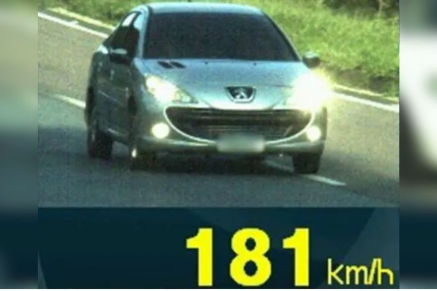  Carro é flagrado a mais de 180 km/h em rodovia do Paraná