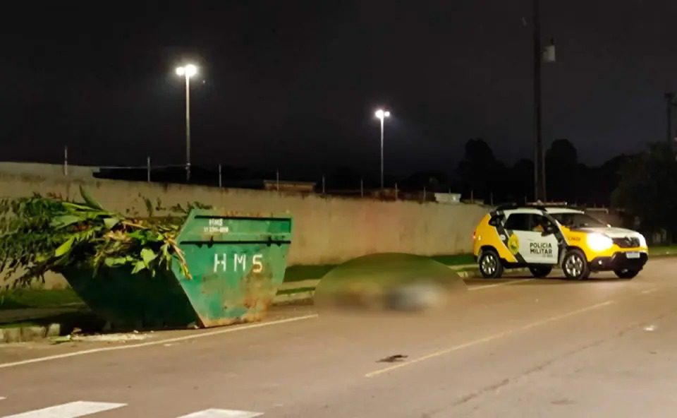  Rapaz morre ao ser jogado de dentro de carro contra caçamba de lixo no Paraná