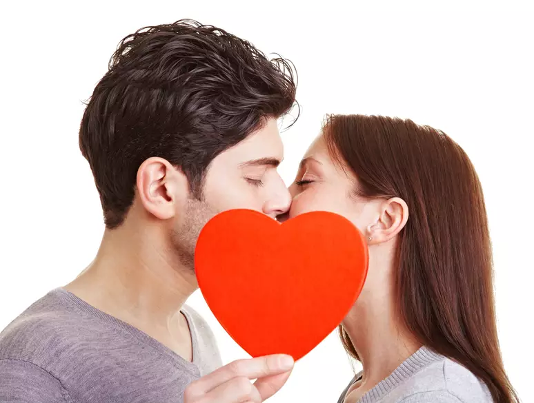  Homem arranca parte da língua da companheira durante beijo
