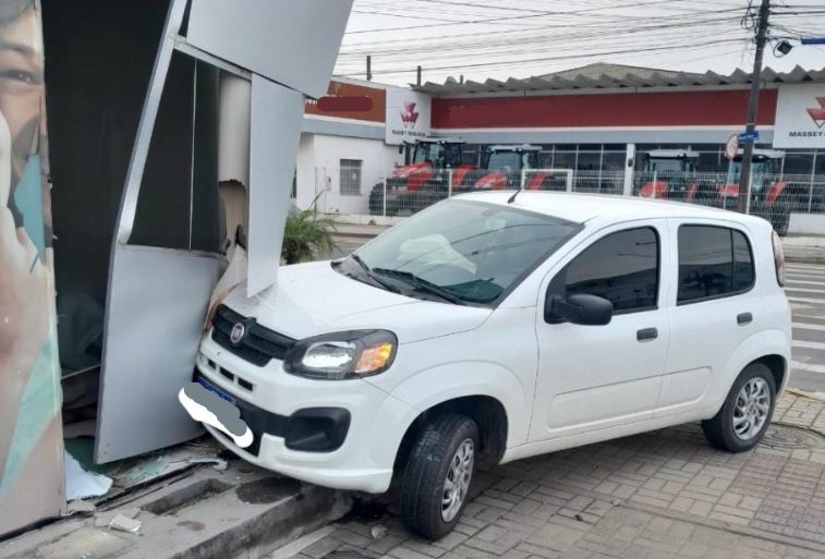  Motorista perde o controle de veículo e acaba colidindo em agência bancária no centro de São Mateus do Sul