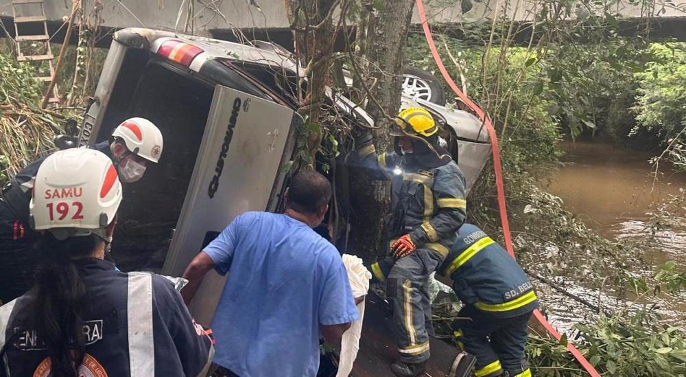  Casal fica preso em veículo após colisão e queda de uma ponte no Paraná