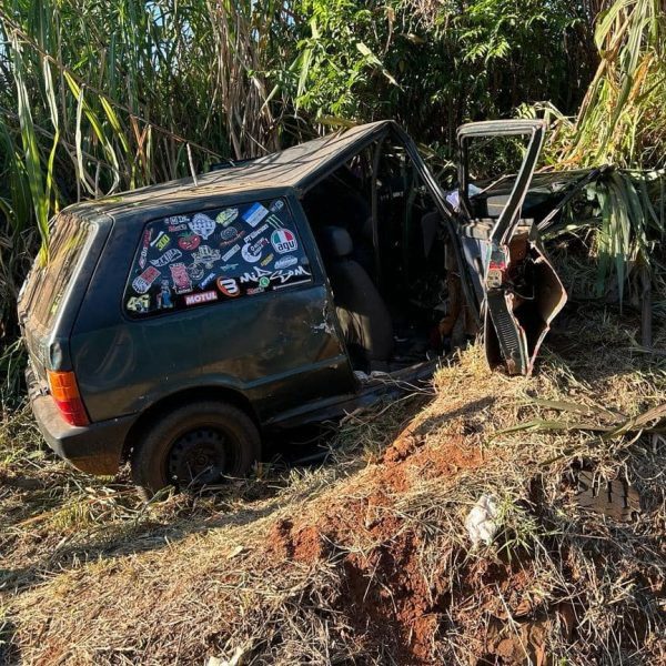  Carro com nove ocupantes bate em barranco e bebê de 8 meses morre no Paraná