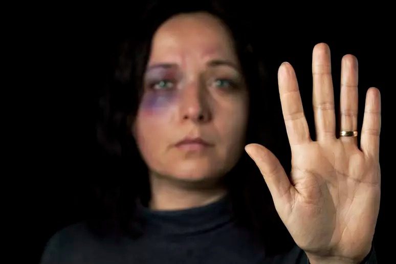  Aumento da violência contra mulheres assusta: Confira os desafios e avanços na aplicação da Lei Maria da Penha
