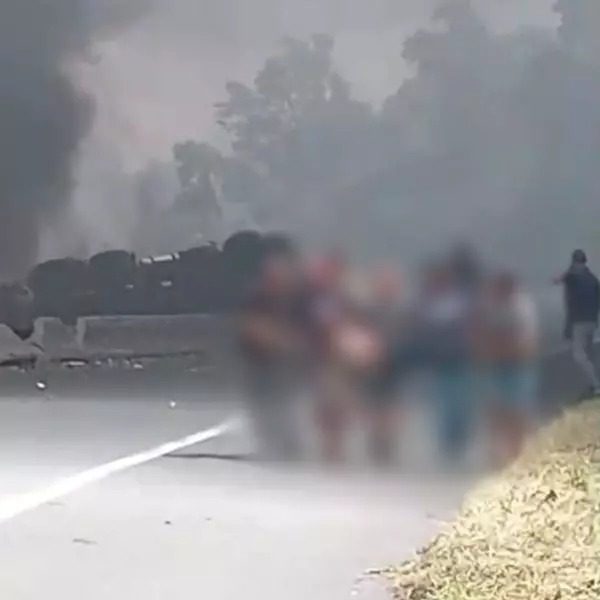  VÍDEO: “Heróis” se arriscam e retiram motorista de caminhão em chamas na BR-376