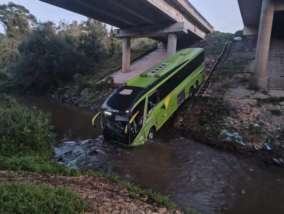 Ônibus de turismo cai em rio e quatro passageiros ficam feridos na BR-376