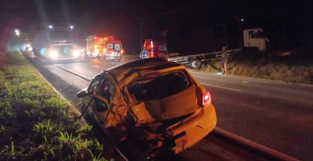  Gol e caminhão se envolvem em acidente de trânsito na BR-280 em Canoinhas