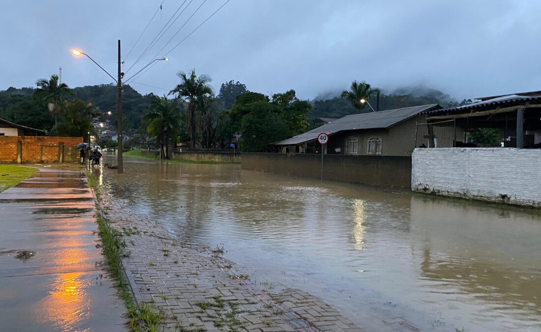  Chuvas preocupam Blumenau e alagam Rio do Sul, no Estado de Santa Catarina