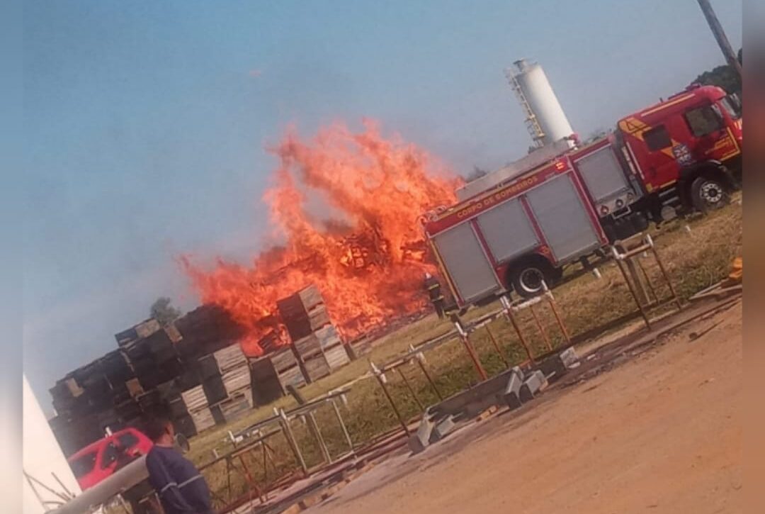  VÍDEO: caixotes e pallets de madeira pegam fogo e causam incêndio em empresa da Lapa