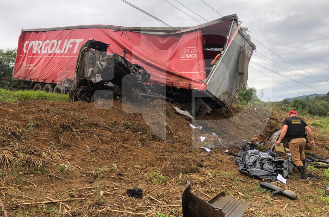  Grave acidente na PR-151: motorista morre após caminhão tombar em São Mateus do Sul