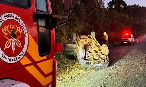  Mulher de 25 anos fica presa dentro de veículo após capotamento