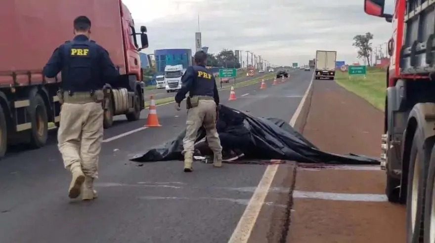  Ciclista desvia de carreta quebrada, cai na pista e morre atropelado no oeste do Paraná