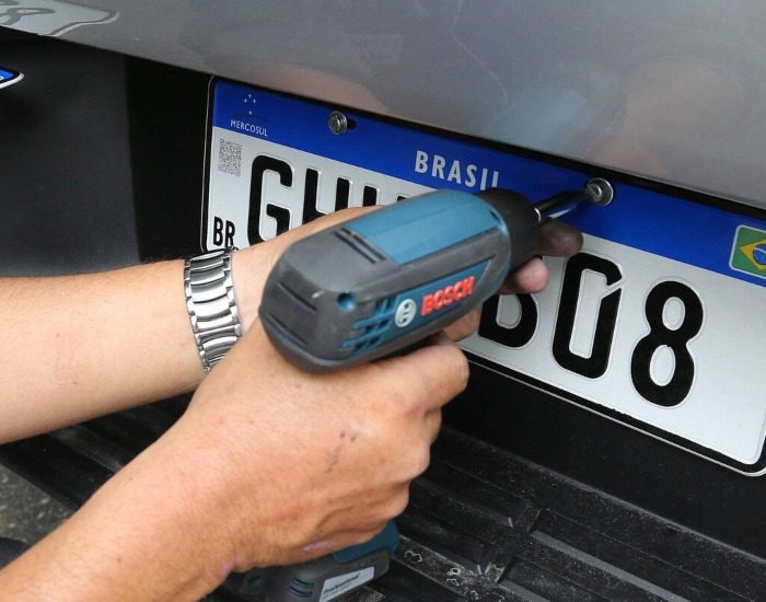  Comissão do Senado aprova inclusão de dados de município e de estado em placas de veículos