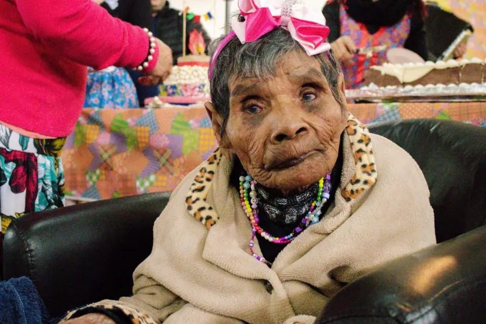  Idosa que pode ser a mulher mais velha do mundo ganha festa ao comemorar 124 anos no Paraná