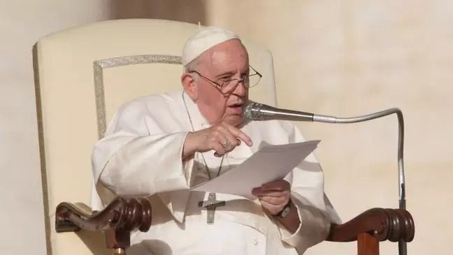  Papa defende homilias curtas para evitar que fiéis cochilem: “Pessoas dormem e com razão”