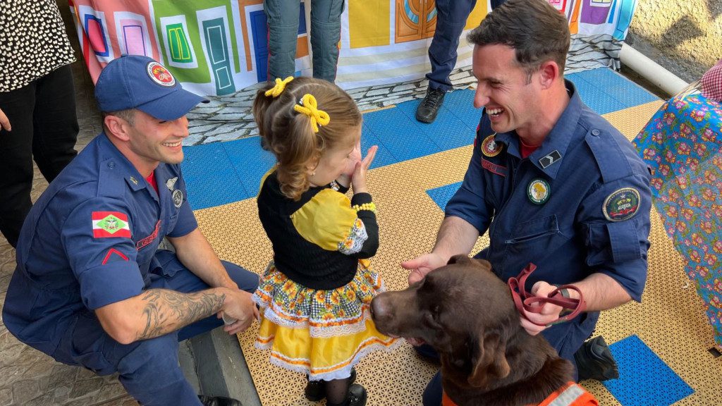  Bombeiros catarinenses e cão terapeuta levam alegria a crianças com câncer