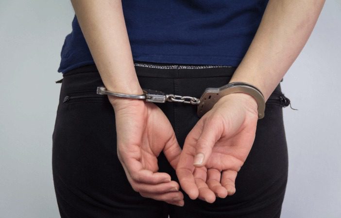  Mulher é presa por estupro de vulnerável após revelar “namoro” com menina de 12 anos