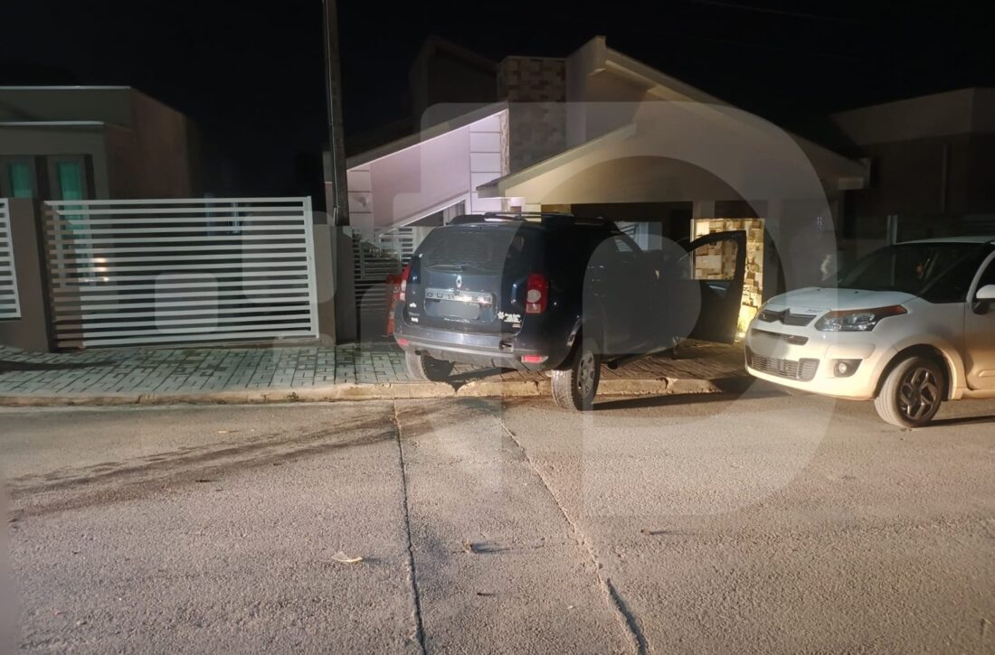  Motorista bate em carro estacionado e se choca contra muro de uma casa em São João do Triunfo