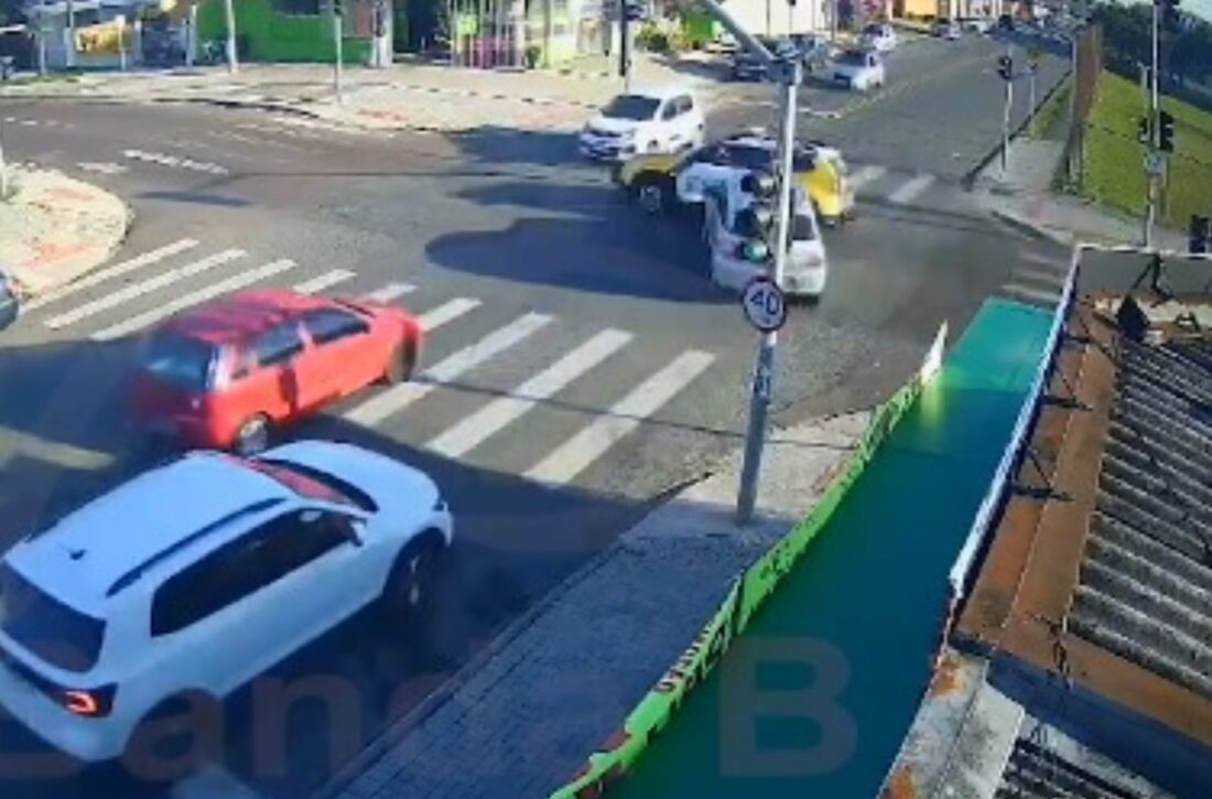  Motorista não percebe viatura da PM e provoca acidente com três veículos no Paraná; veja vídeo