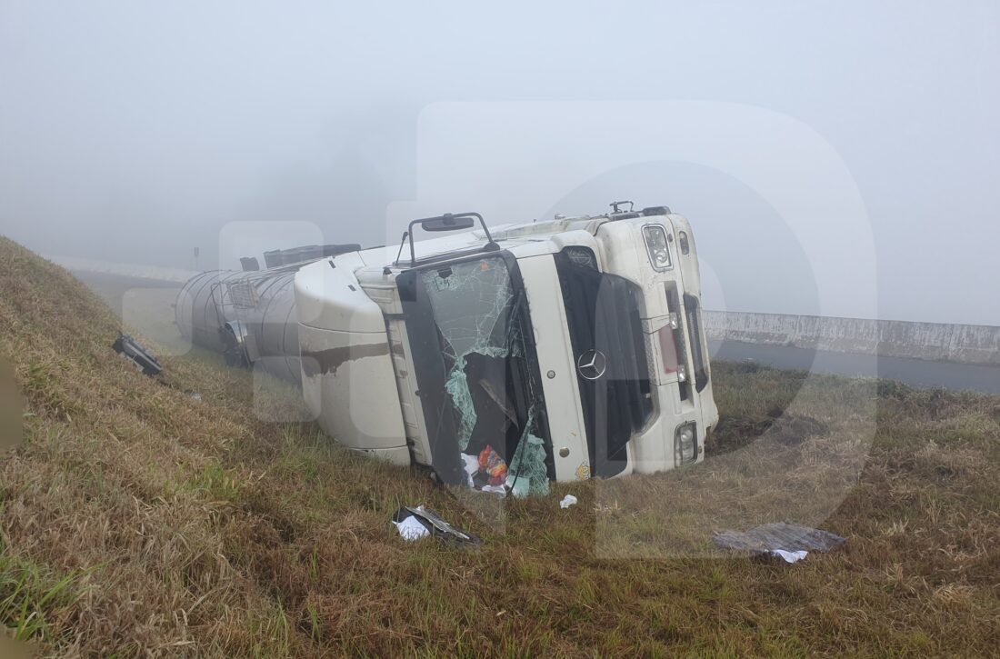  Motorista perde controle de carreta e acaba tombando o veículo na BR-476 em São Mateus do Sul