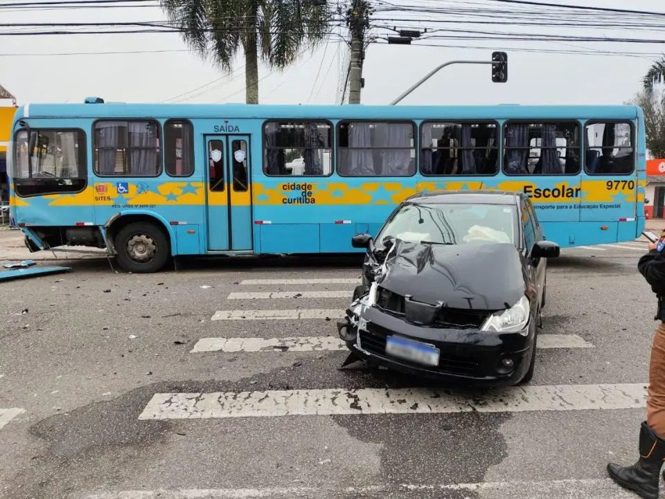  Ônibus escolar com 20 crianças especiais se envolve em acidente e deixa feridos no Paraná