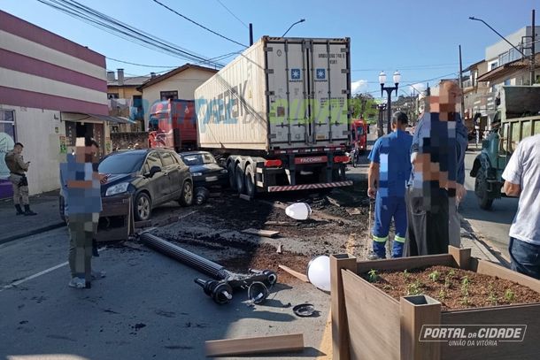  Caminhão invade pista contrária e bate em veículos em Porto União