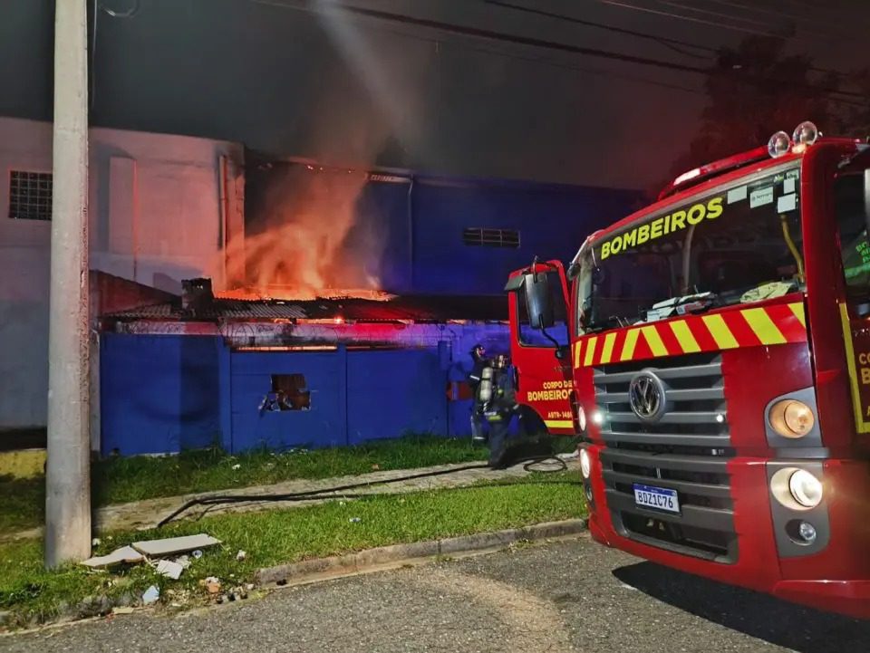  Bombeiros salvam idoso de incêndio em fábrica de cabos de aço no Paraná