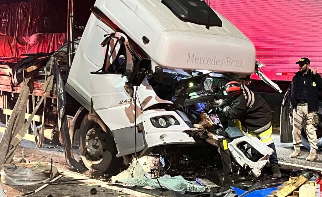  Motorista de caminhão morre após bater em traseira de carreta na BR-116