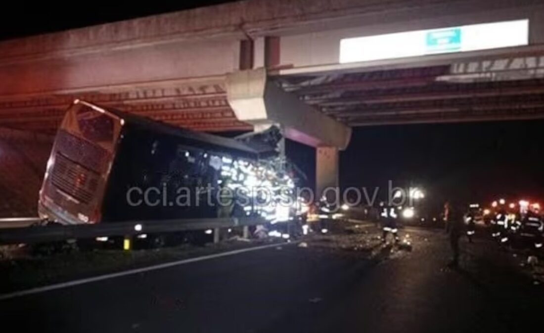  Ônibus com destino a Aparecida bate em viaduto e deixa 10 mortos