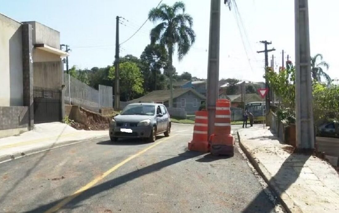  Prefeitura de Ponta Grossa e Copel debatem poste deixado no meio da rua